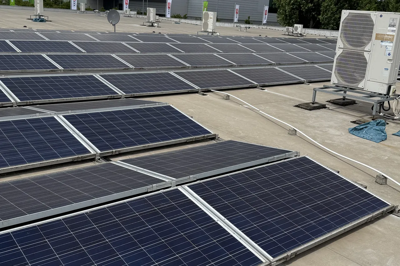 Photovoltaikmodule und ein Außengerät auf einer Dachfläche