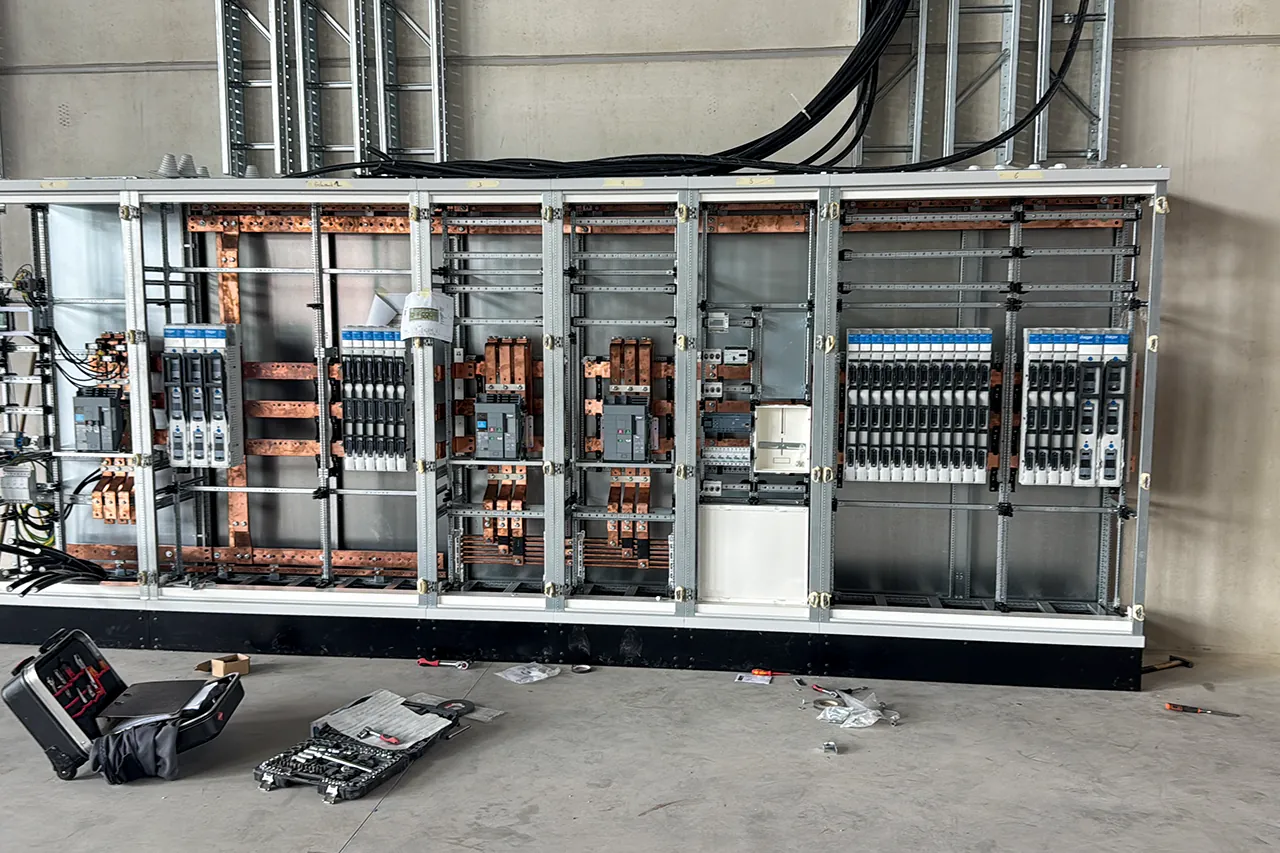 Offene elektrische Gewerbeverteilung mit Kabeltrassen während der Montage