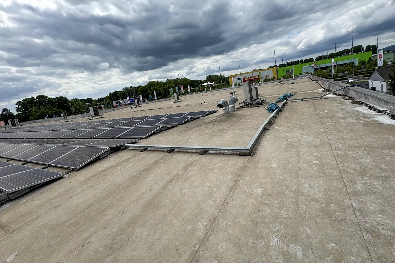 Photovoltaikmodule in Reihen auf einem Flachdach