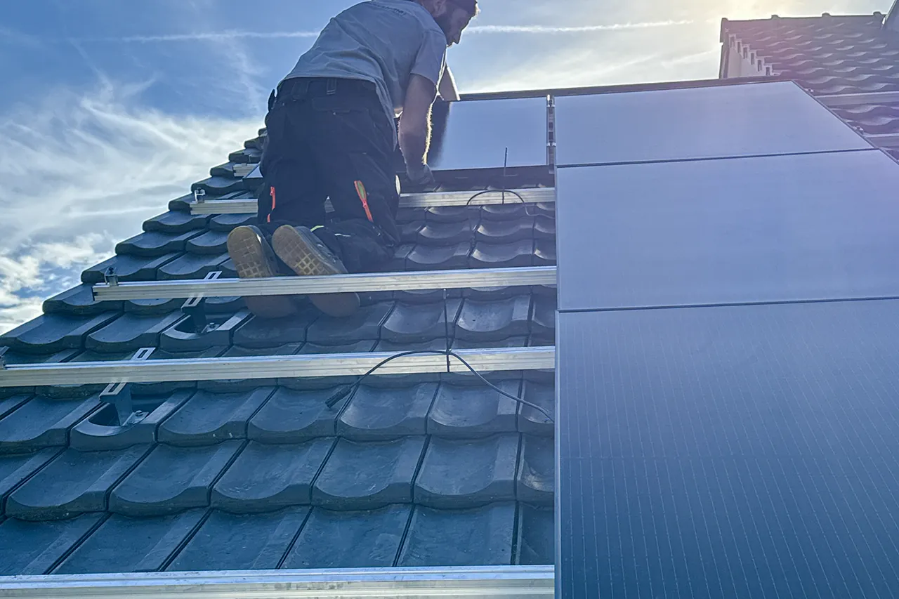 Montage von Photovoltaikmodulen auf einem Ziegeldach