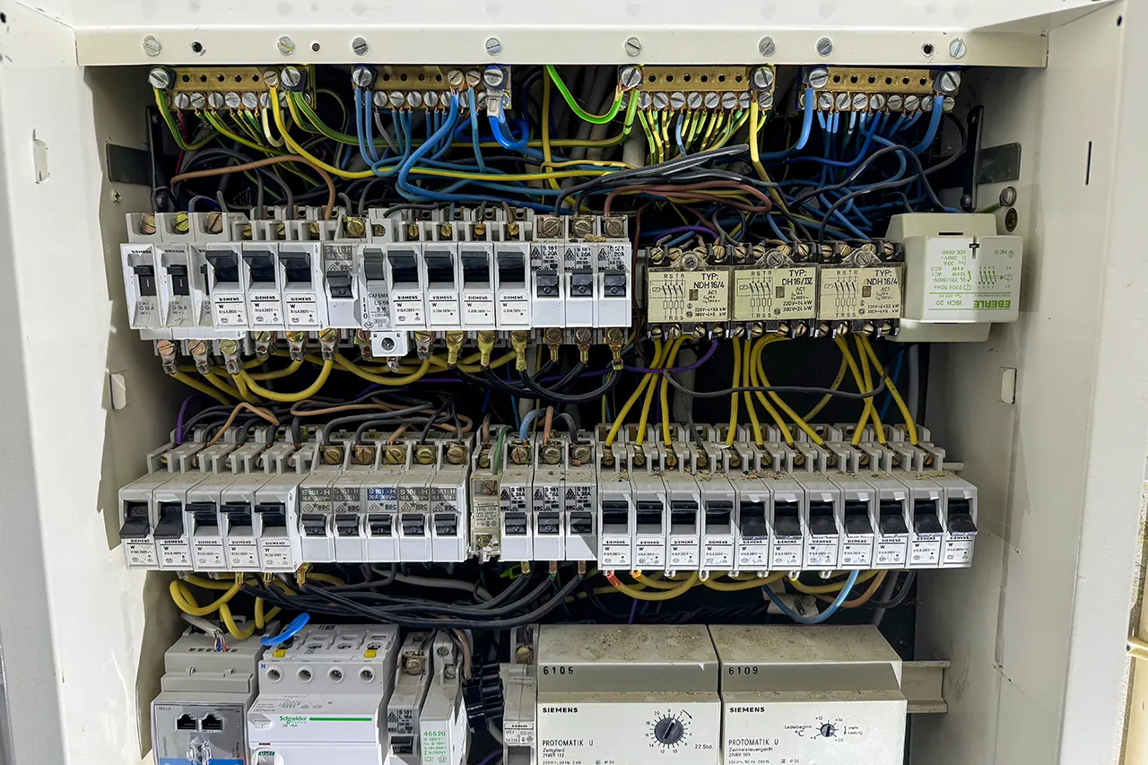 Verdrahtung einer geöffneten Elektroverteilung